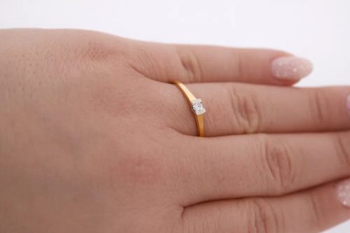 Kétszínű arany gyűrű fehér sín foglalatban cirkon kővel 105054