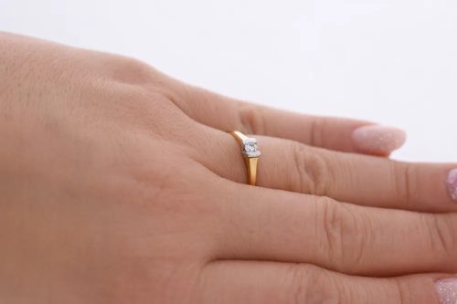 Kétszínű arany gyűrű fehér sín foglalatban cirkon kővel 105054