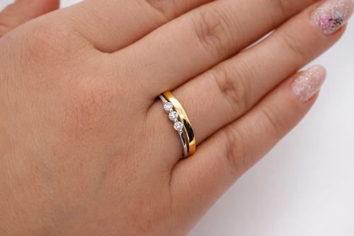 Kétszínű arany gyűrű 3 cirkon kővel