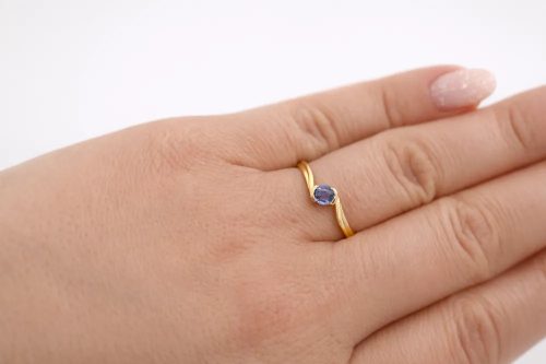 Sárga arany gyűrű liláskék cirkon kővel csavart foglalatban 106112