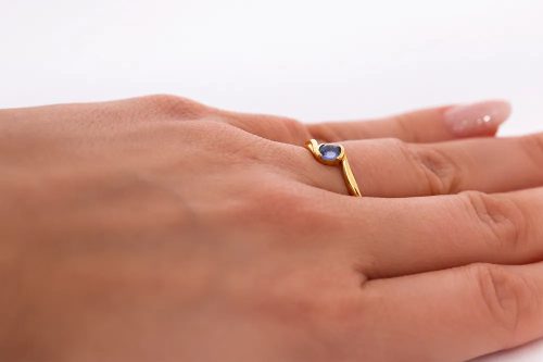 Sárga arany gyűrű liláskék cirkon kővel csavart foglalatban 106112