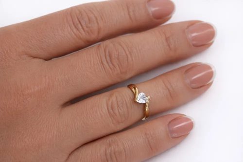 Szív alakú arany eljegyzési gyűrű cirkon kővel elegáns stílusban