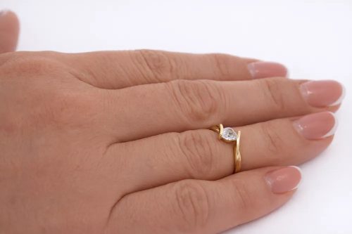 Szív alakú arany eljegyzési gyűrű cirkon kővel elegáns stílusban