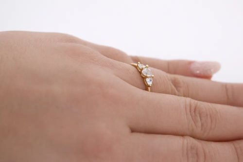 Sárga arany gyűrű szív alakú cirkon kövekkel elegáns kivitelben