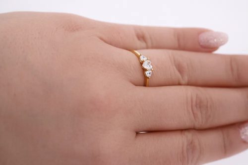 Sárga arany gyűrű szív alakú cirkon kövekkel elegáns kivitelben