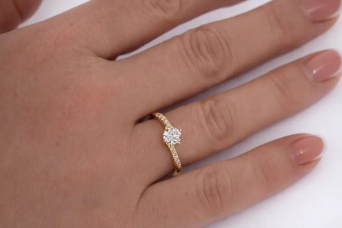 Köves szoliter arany eljegyzési gyűrű cirkon kövekkel elegáns kivitelben