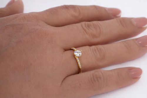 Köves szoliter arany eljegyzési gyűrű cirkon kövekkel elegáns kivitelben