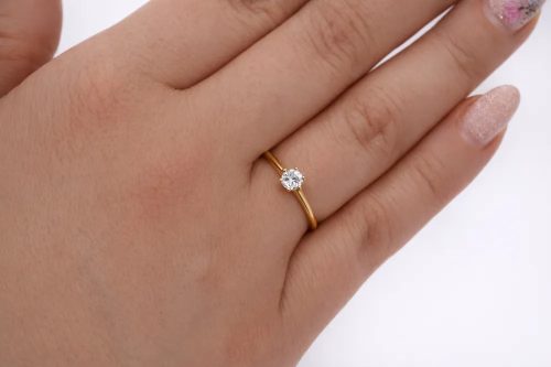 Sárga arany szoliter gyűrű ragyogó cirkon kővel elegáns stílusban