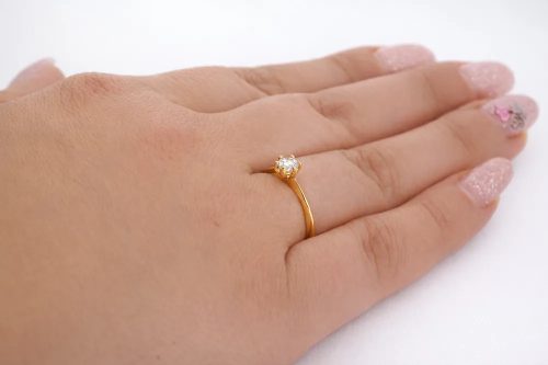 Sárga arany szoliter gyűrű ragyogó cirkon kővel elegáns stílusban