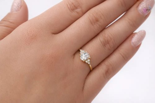 Sárga arany ovális cirkon köves eljegyzési gyűrű elegáns kialakítással