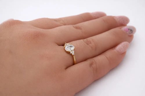 Sárga arany ovális cirkon köves eljegyzési gyűrű elegáns kialakítással