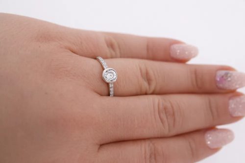 Kétszínű arany gyűrű középső és oldalsó cirkon kövekkel elegáns kivitelben 82461