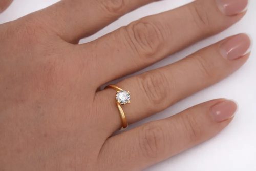 Csavart szoliter arany gyűrű cirkon kővel elegáns eljegyzéshez