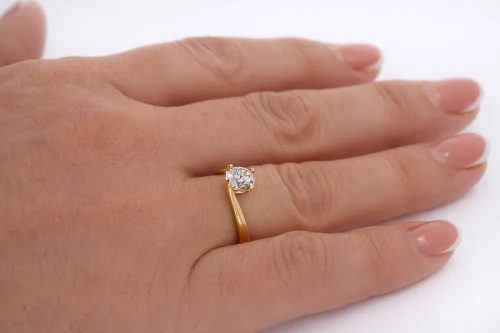 Csavart szoliter arany gyűrű cirkon kővel elegáns eljegyzéshez