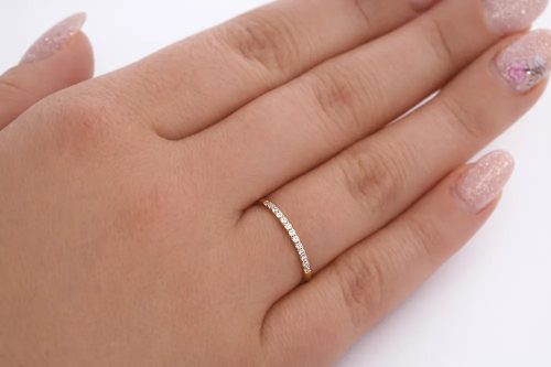 Sárga arany vékony sorköves cirkon gyűrű elegáns fiatalos stílusban