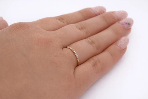 Sárga arany vékony sorköves cirkon gyűrű elegáns fiatalos stílusban