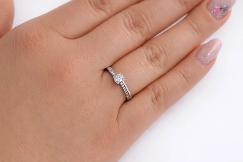 Fehér arany szoliter eljegyzési gyűrű sorköves cirkon díszítéssel