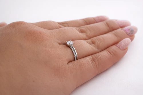 Fehér arany szoliter eljegyzési gyűrű sorköves cirkon díszítéssel