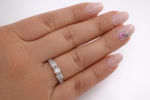 Fehér arany háromköves gyűrű cirkon díszítéssel