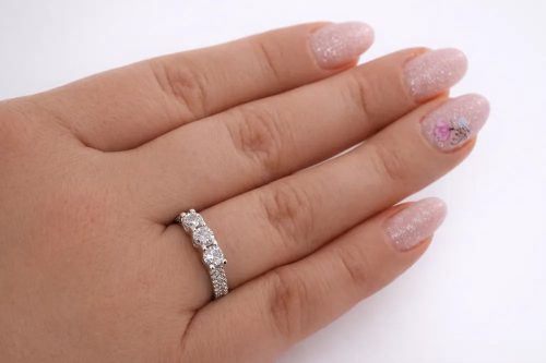 Fehér arany háromköves gyűrű cirkon díszítéssel