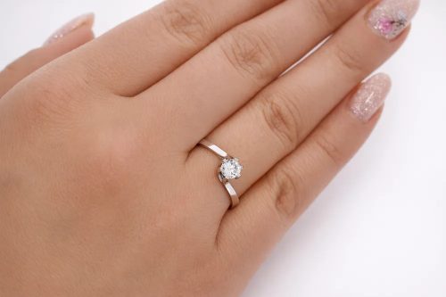 Fehér arany eljegyzési gyűrű csavart foglalattal és cirkon kővel