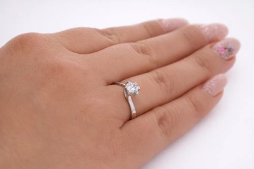 Fehér arany eljegyzési gyűrű csavart foglalattal és cirkon kővel