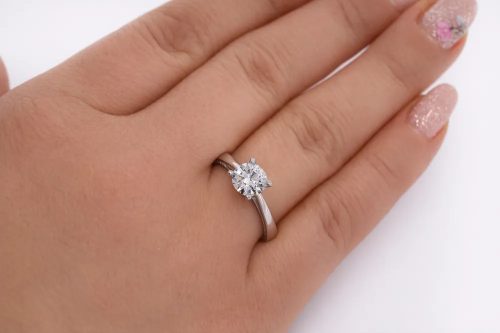 Fehér arany eljegyzési gyűrű központi cirkon kővel és sorkövekkel