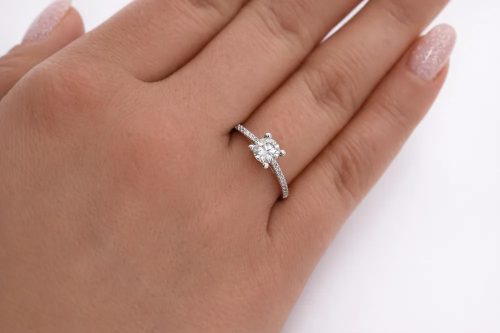 Fehér arany eljegyzési gyűrű központi cirkon kővel és sorkövekkel