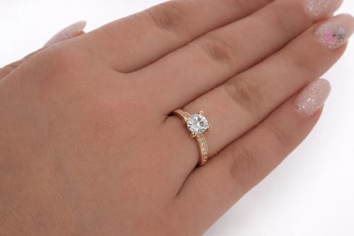 Rozéarany eljegyzési gyűrű központi cirkon kővel és sorkövekkel