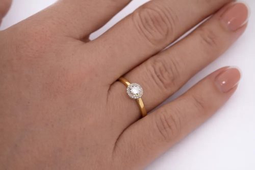 Kör alakban köves arany eljegyzési gyűrű cirkon kövekkel elegáns kialakítással