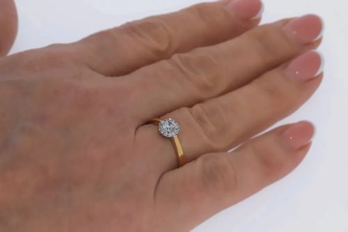 Kör alakban köves arany eljegyzési gyűrű cirkon kövekkel elegáns kialakítással