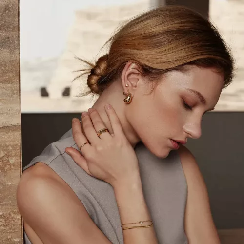 Ania Haie aranyszínű karkötő – egyetlen cirkóniakővel (B067-01G)