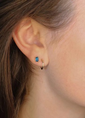 Jackie Gold 14K arany fülbevaló – kék topáz kövekkel, letisztult stílus