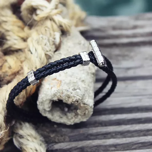 Zeades BOLT T-BAR Black férfi karkötő – fekete fonott olasz bőr és acél csat