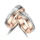 Marrya karikagyűrűpár – rosegold acél fehér karbon csíkkal, belső domború forma