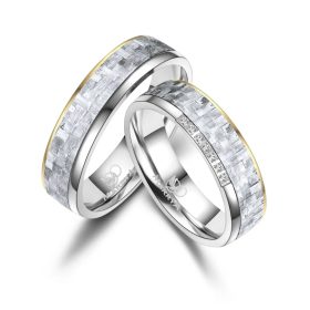 Marrya karikagyűrűpár – ezüst, sárga arany és fehér karbon csík, belső domború komfort